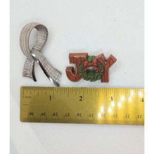 Set of two brooches, Hallmark